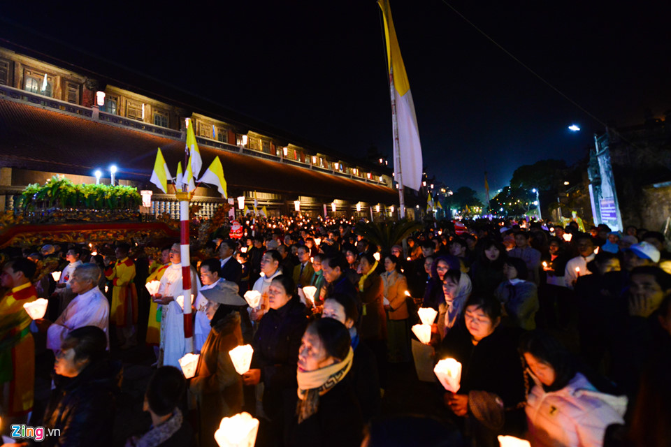 Hàng nghìn người rước tượng Chúa Hài Đồng đêm Giáng sinh